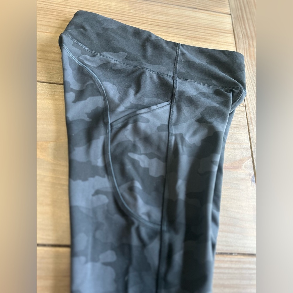 Lulu Lemon Camo leggings size 6 w/ side pocket. 25” seam